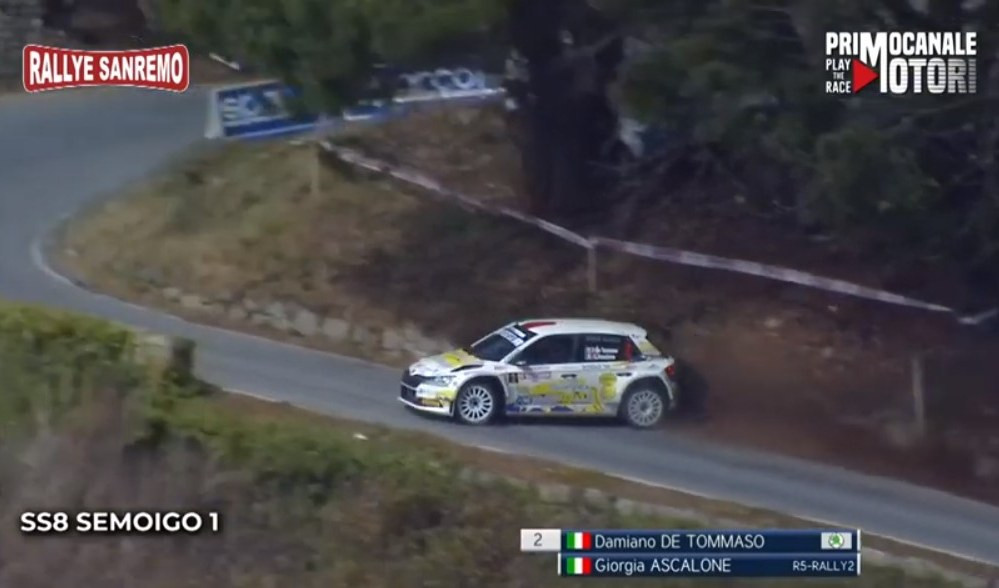 Rallye di Sanremo, De Tommaso va lungo e abbatte un muretto